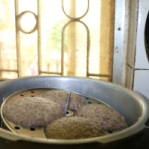 10-grain idlis in cooker